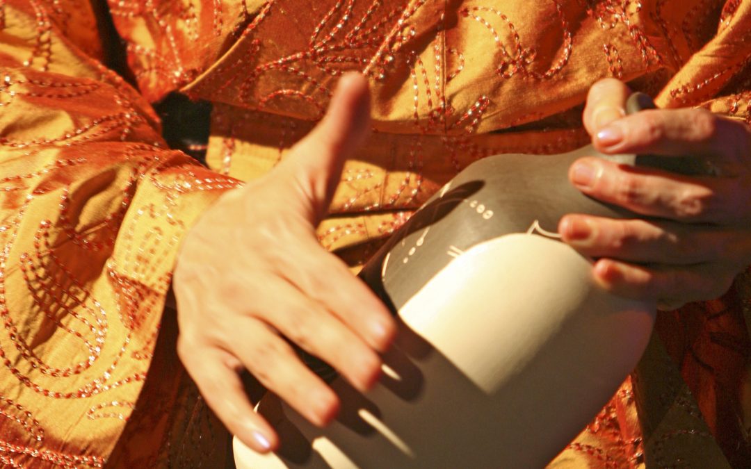 Isis spielt Udu-Element Erde