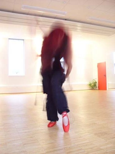 Isis tanzt eine neue Fassung von offen-geschlossen-hoch-tief mit roten Schuhen