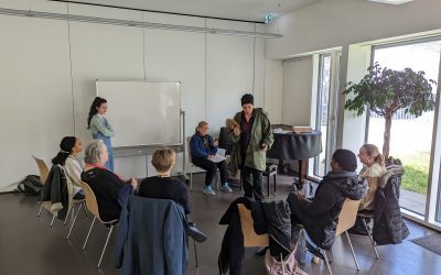 Isis gibt einen sozialen Workshop/Kurs