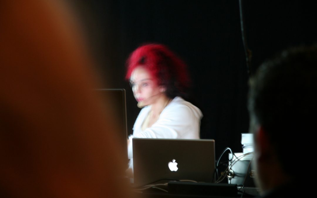 Isis spielt live Musik und Video