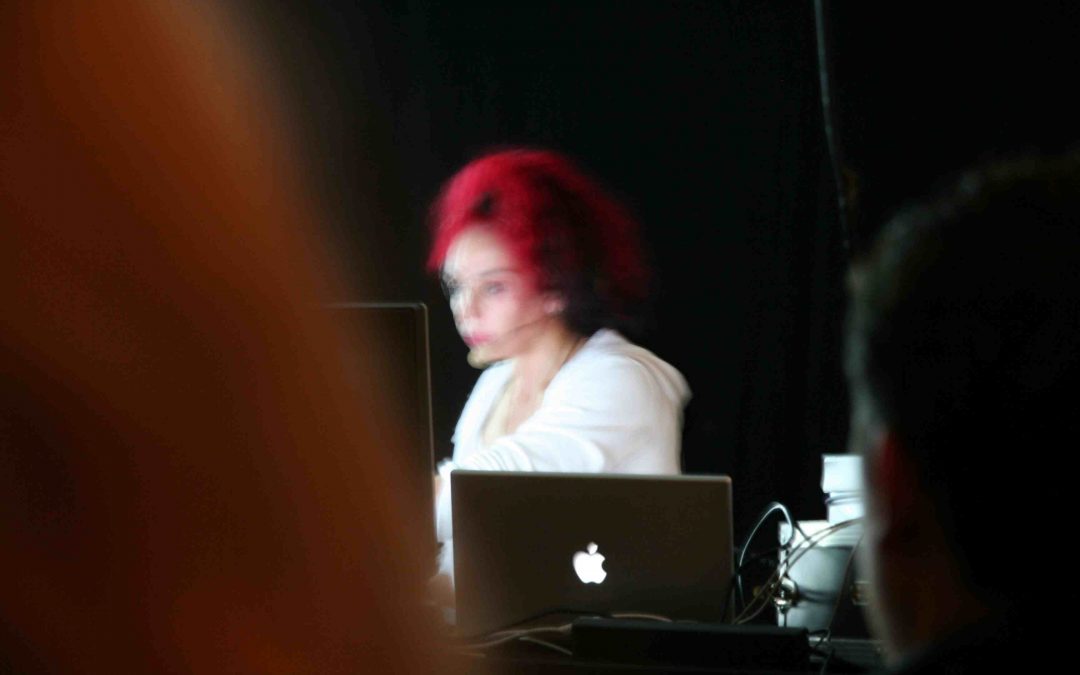 Isis spielt live Musik und Video