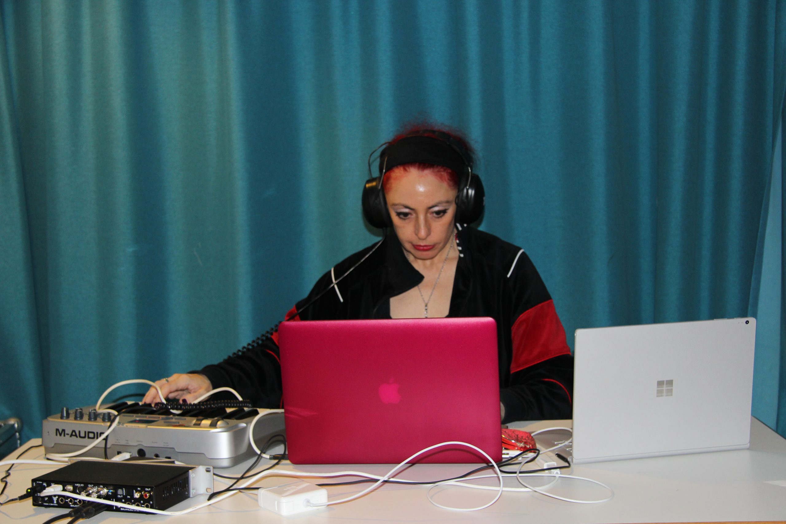 Isis performt Musik und Video live im ibz