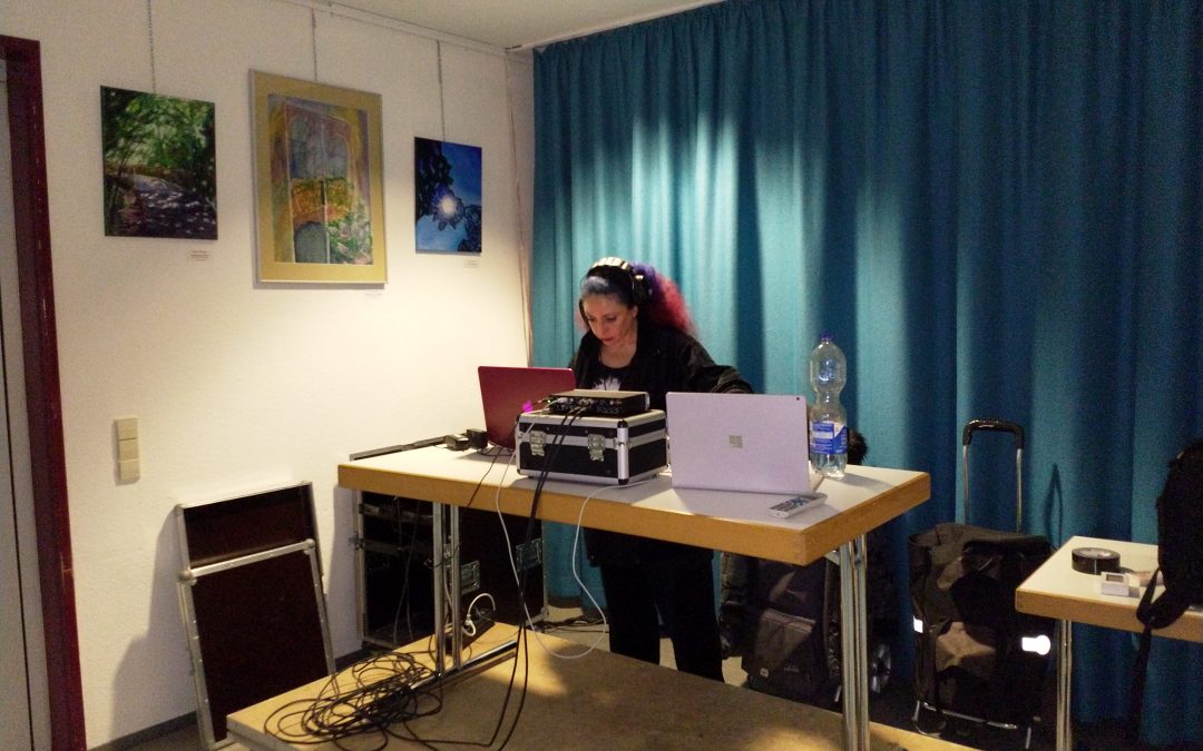 Isis Chi Gambatté live SHARE! Signature-Performance, audiovisuelle Meditation